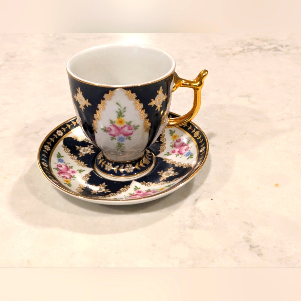 Set of 4 Vintage Pedestal 2 Teacups/Coffee and 2 Saucers Floral Design Gold Trim